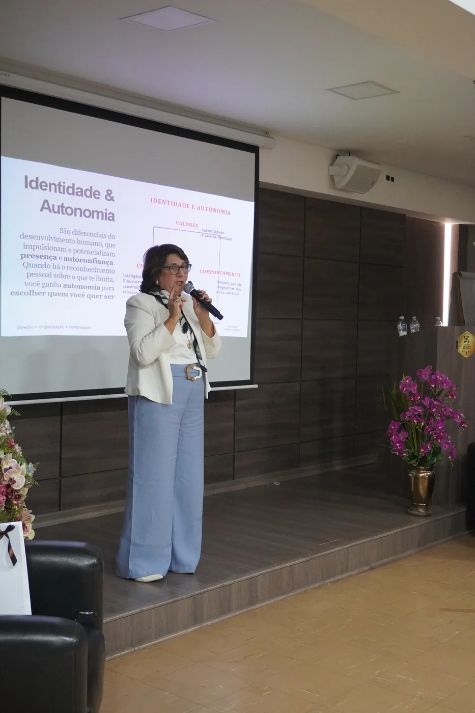 Ana Dávalos palestrando